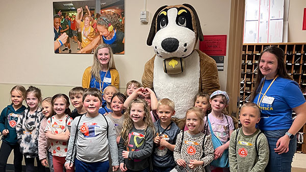 Lakewood Elementary’s kindergarten class posing with Storm and their Ϲ guides.