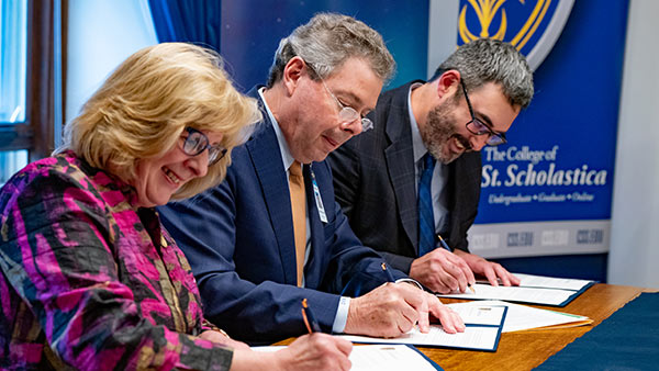 Photo of Ϲ President Barbara McDonald, Dr. David Herman, and Dr. Dr. Ryan Sandefer signing the patnership agreement