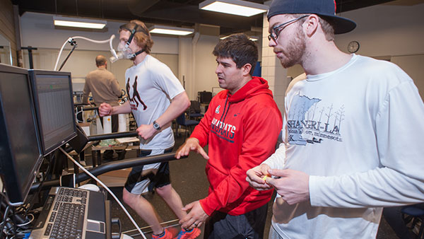 Ϲ students monitoring a student running in an exercise physiology lab.