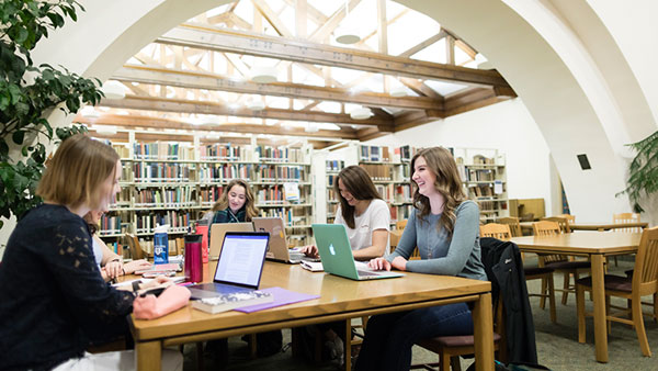 Group of Ϲ students studying in the library.